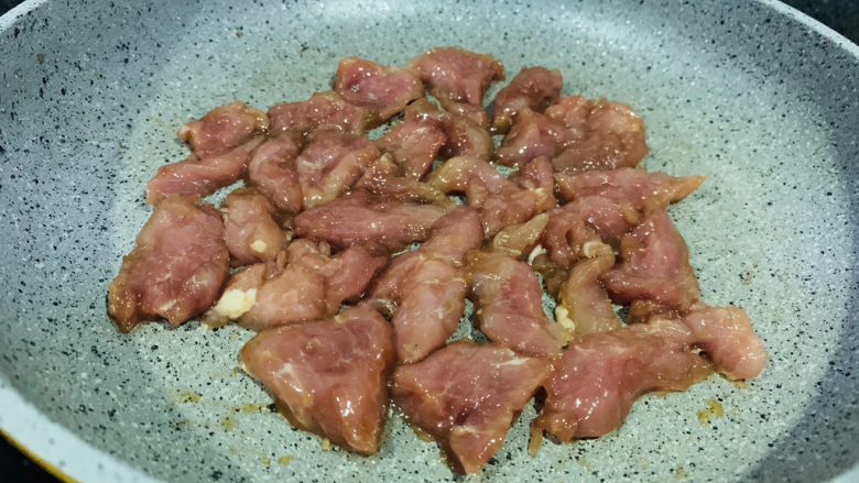 椒盐里脊,锅加食用油，放入腌好的里脊肉