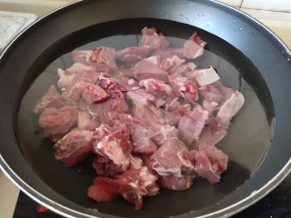 番茄牛腩煲,牛肉切块冷水下锅