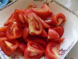 番茄牛腩煲,西红柿切块