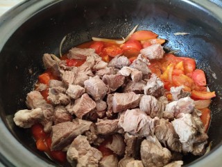 番茄牛腩煲,放入牛肉翻炒均匀