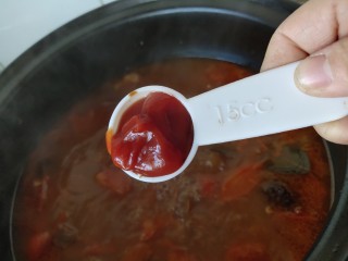 番茄牛腩煲,煮到汤汁浓稠，放入番茄酱