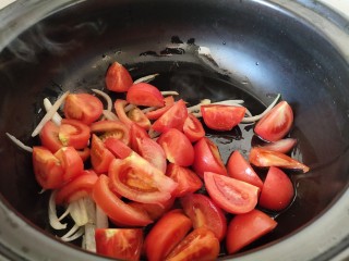 番茄牛腩煲,放入洋葱西红柿炒出汤汁