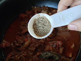 番茄牛腩煲,放入黑胡椒粉拌匀即可