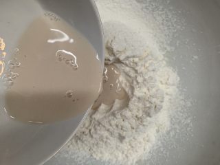 芝士肠仔包,酵母水倒之前再次搅拌慢慢倒入面粉中。
