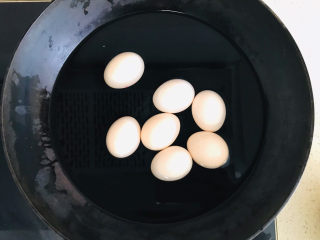 糟卤鸡爪,取七个鸡蛋，洗净，放进锅里，烧开煮一下