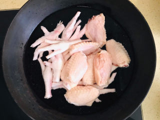 糟卤鸡爪,将清洗干净的鸡爪和鸡翅，倒入锅里，加冷水煮开，焯一下水