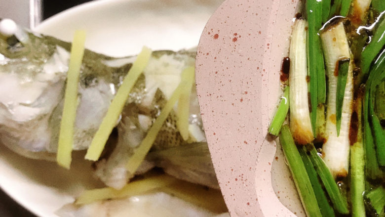 清蒸海鲈,姜葱油淋在海鲈身上。