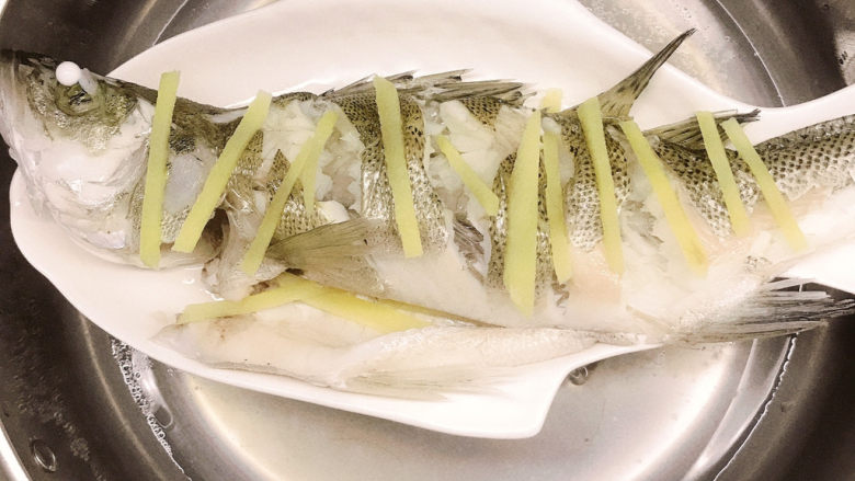 清蒸海鲈,蒸熟的鱼端出锅