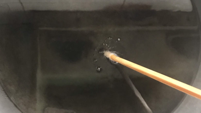 椒盐里脊,锅中倒入适量油，油温7成热，用筷子放里面有小泡泡就可以开始炸了