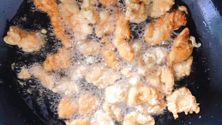 椒盐里脊,一个一个下入里脊肉，转中小火慢慢炸至金黄，用筷子勤翻动