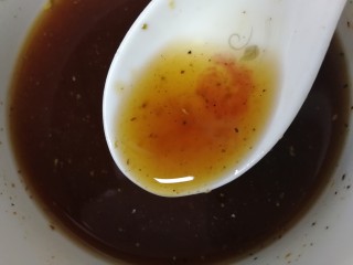 金针菇肥牛卷,加半碗清水，搅拌均匀。