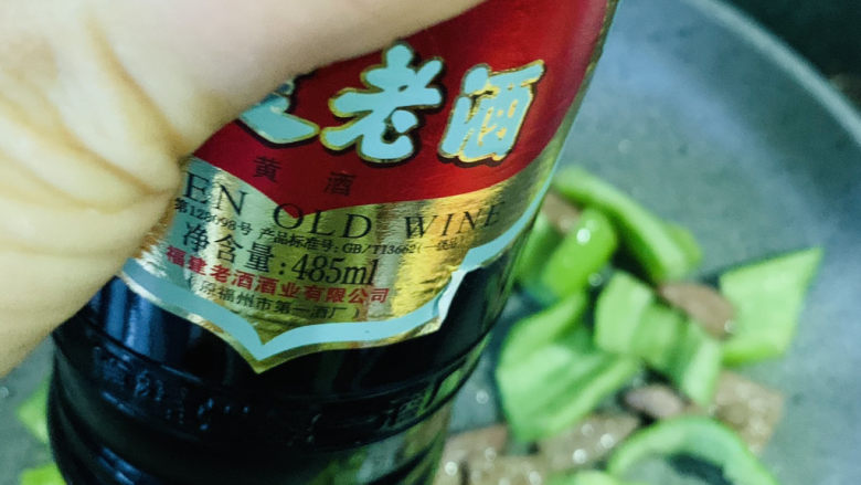 青椒炒猪肝,加<a style='color:red;display:inline-block;' href='/shicai/ 718'>料酒</a>
