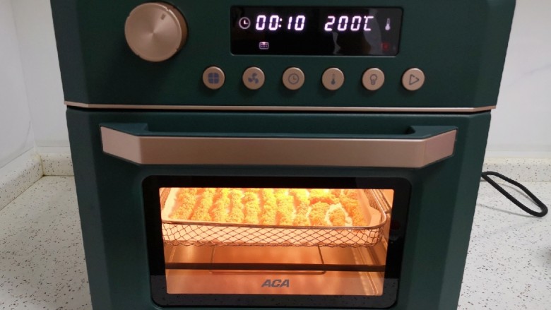香酥鸡柳,选择烤箱的“空气炸”功能，200度炸烤10分钟。