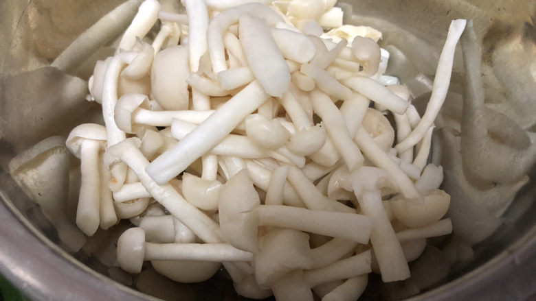 黄瓜炒香肠➕黄瓜白玉菇炒香肠,太长的白玉菇中间切断