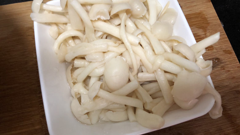 黄瓜炒香肠➕黄瓜白玉菇炒香肠,捞出备用