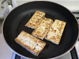 营养满分豆腐排,豆腐进平底锅两面煎黄，每面大约3分钟