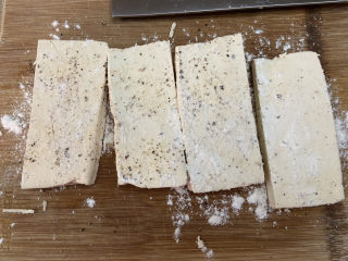 营养满分豆腐排,在豆腐上下左右涂上盐、黑胡椒粉，最后拍上面粉