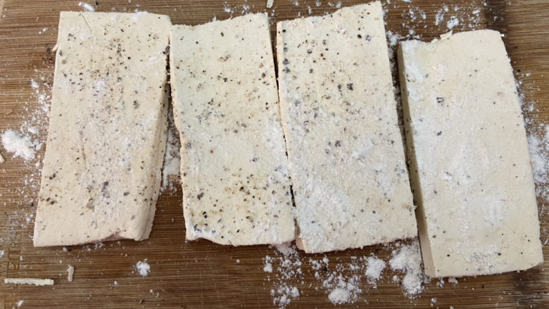 营养满分豆腐排,在豆腐上下左右涂上盐、黑胡椒粉，最后拍上面粉