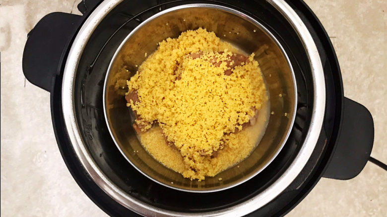 小米蒸排骨,把大碗放入压力锅里，蒸50分钟