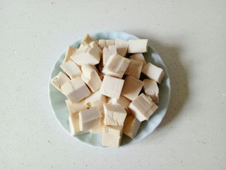 娃娃菜炖豆腐,豆腐一块清洗一下，切成小方块