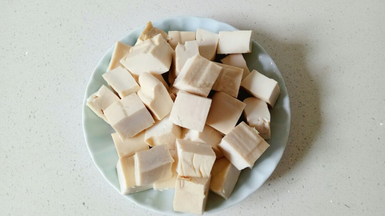 娃娃菜炖豆腐,<a style='color:red;display:inline-block;' href='/shicai/ 465'>豆腐</a>一块清洗一下，切成小方块