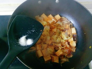 娃娃菜炖豆腐,盖上锅盖焖煮5分钟左右，加入盐，鸡精提鲜，翻炒均匀即可