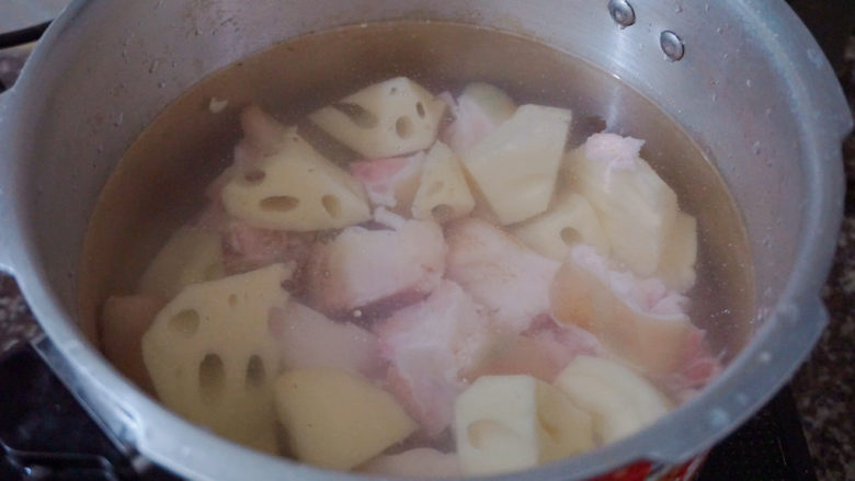 薏米猪蹄汤,加入适量的清水
