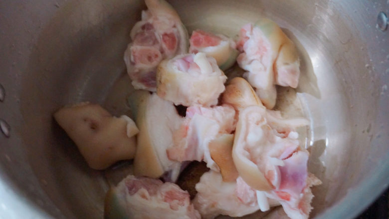 薏米猪蹄汤,高压锅内放入洗干净后的猪蹄
