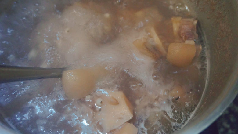 薏米猪蹄汤,加入适量的盐搅拌均匀