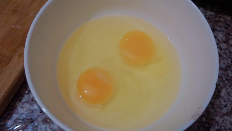 莴笋炒鸡蛋,先将蛋液倒在碗里