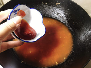 金针菇肥牛卷,加适量水，下番茄酱，搅拌均匀