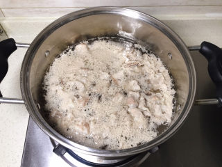 金针菇肥牛卷,水开下牛肉卷，焯烫至牛肉变色，撇去浮沫