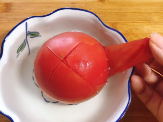 金针菇肥牛卷,番茄去皮：番茄切十字刀放碗里，倒入开水烫两分钟，皮就可以轻松的撕掉