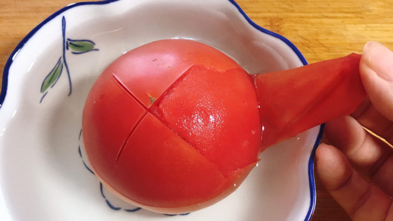金针菇肥牛卷,番茄去皮：番茄切十字刀放碗里，倒入开水烫两分钟，皮就可以轻松的撕掉