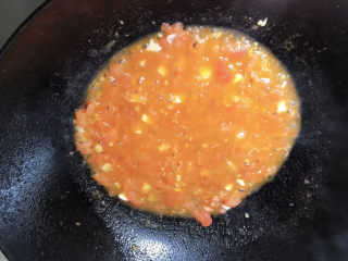 金针菇肥牛卷,下番茄，炒至糊状