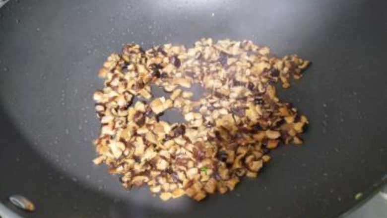 香菇青菜包子,炒锅放少许油，把香菇碎炒熟盛出；