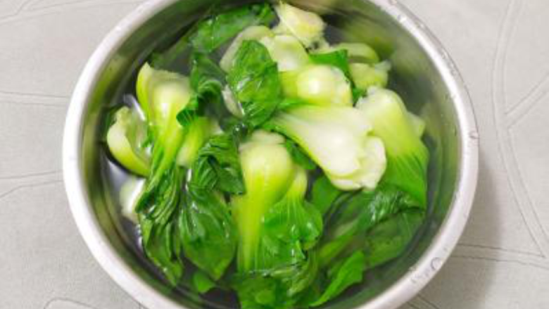 香菇青菜包子,油菜开水烫30秒，捞至凉水里；