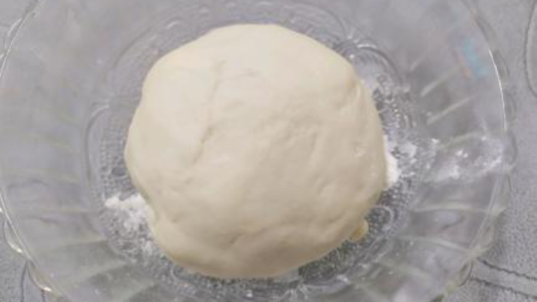 香菇青菜包子,加温水先搅匀再揉成光滑的面团；