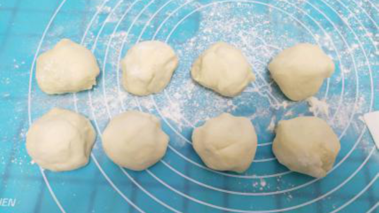 香菇青菜包子,面团搓成长条分成适量的剂子；