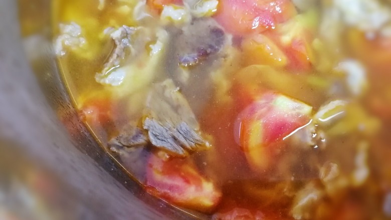 番茄牛腩煲,倒入压力锅，加适量开水。