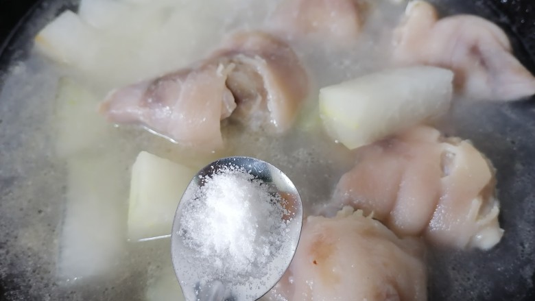 薏米猪蹄汤,炖一会之后加入一勺盐调味