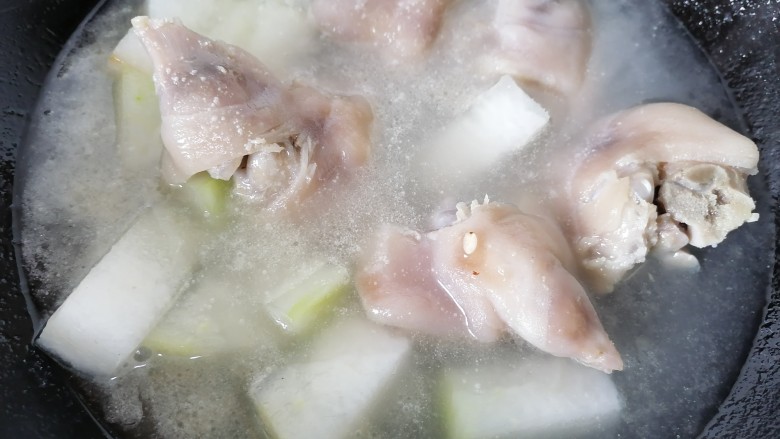 薏米猪蹄汤,煮至冬瓜断生即可出锅