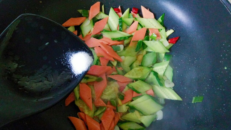 黄瓜炒香肠,加入适量盐翻炒至食材熟透，可以适量加点水
