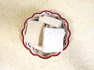 娃娃菜炖豆腐,先来处理一下老豆腐，用清水冲洗干净，切成豆腐块