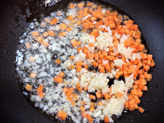 蒜蓉娃娃菜,倒入胡萝卜和蒜末翻炒均匀。