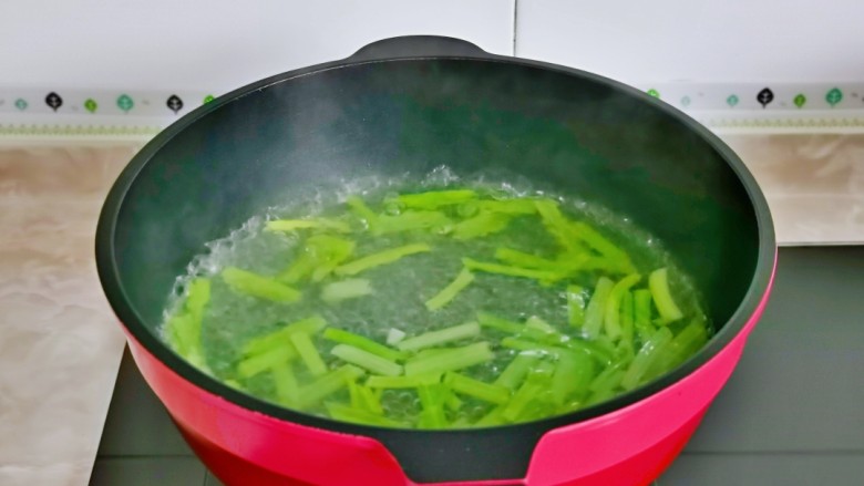 青椒炒猪肝,锅中加入水烧开，下芹菜，大火焯水30秒捞出过冷水。