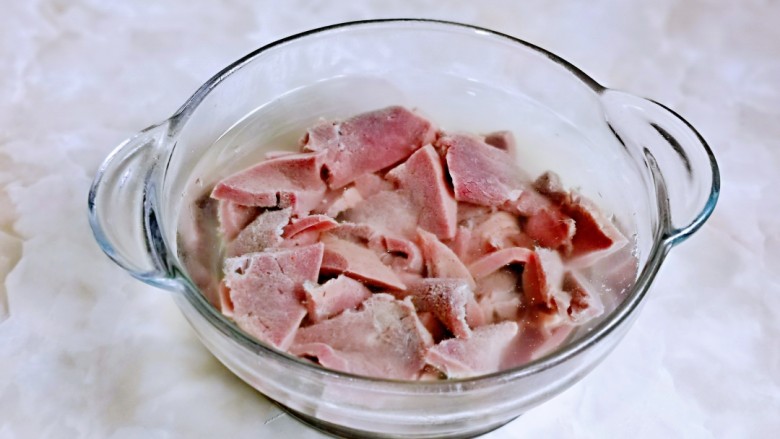 青椒炒猪肝,洗干净的猪肝冷水中泡5分钟。