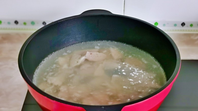 青椒炒猪肝,猪肝焯水，锅中水烧开后处理好的下猪肝，再次烧开捞出冲冷水，淋干水分备用。