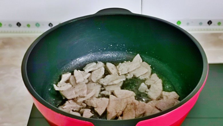 青椒炒猪肝,起油锅，加入切好的蒜末煸炒，再加入猪肝。