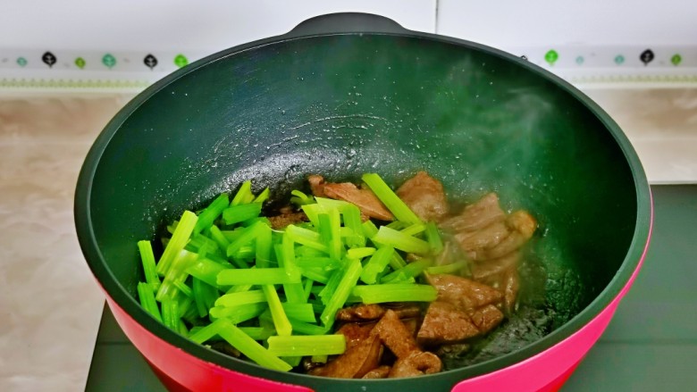 青椒炒猪肝,加入焯水的芹菜，切好的青椒，快速翻炒均匀即可关火。